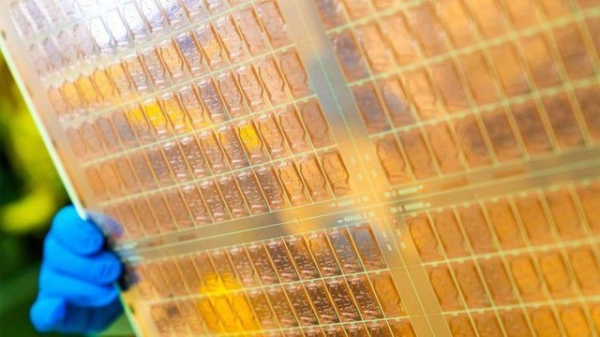 申宝策略 【国际资讯】这款用于AI芯片的大型玻璃基板样品即将交付